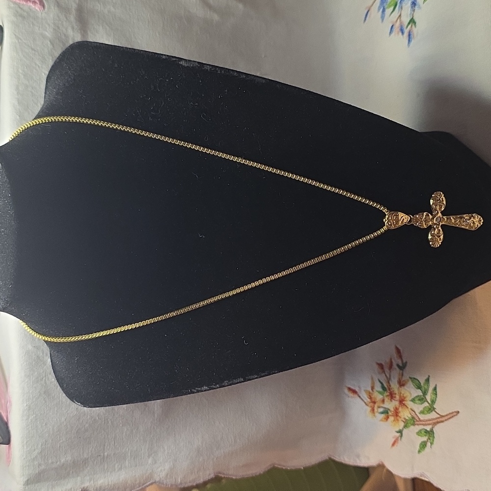 Beautiful Vintage Premier Designs Goldtone Cross Necklace